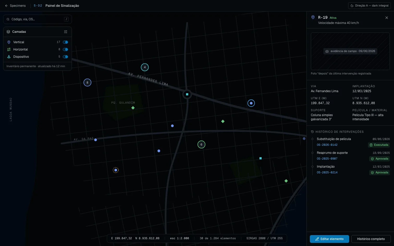 Estudo de interface do Sigma: mapa escuro com dispositivos de sinalização georreferenciados e painel lateral de uma placa R-19 com histórico de intervenções